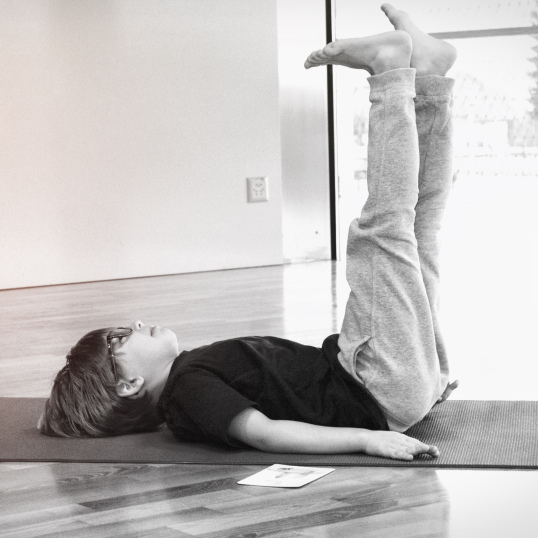 Kinderyoga in Gurmels Fribourg für entspannte & glückliche Kinder. Kind in Yogapose 3.